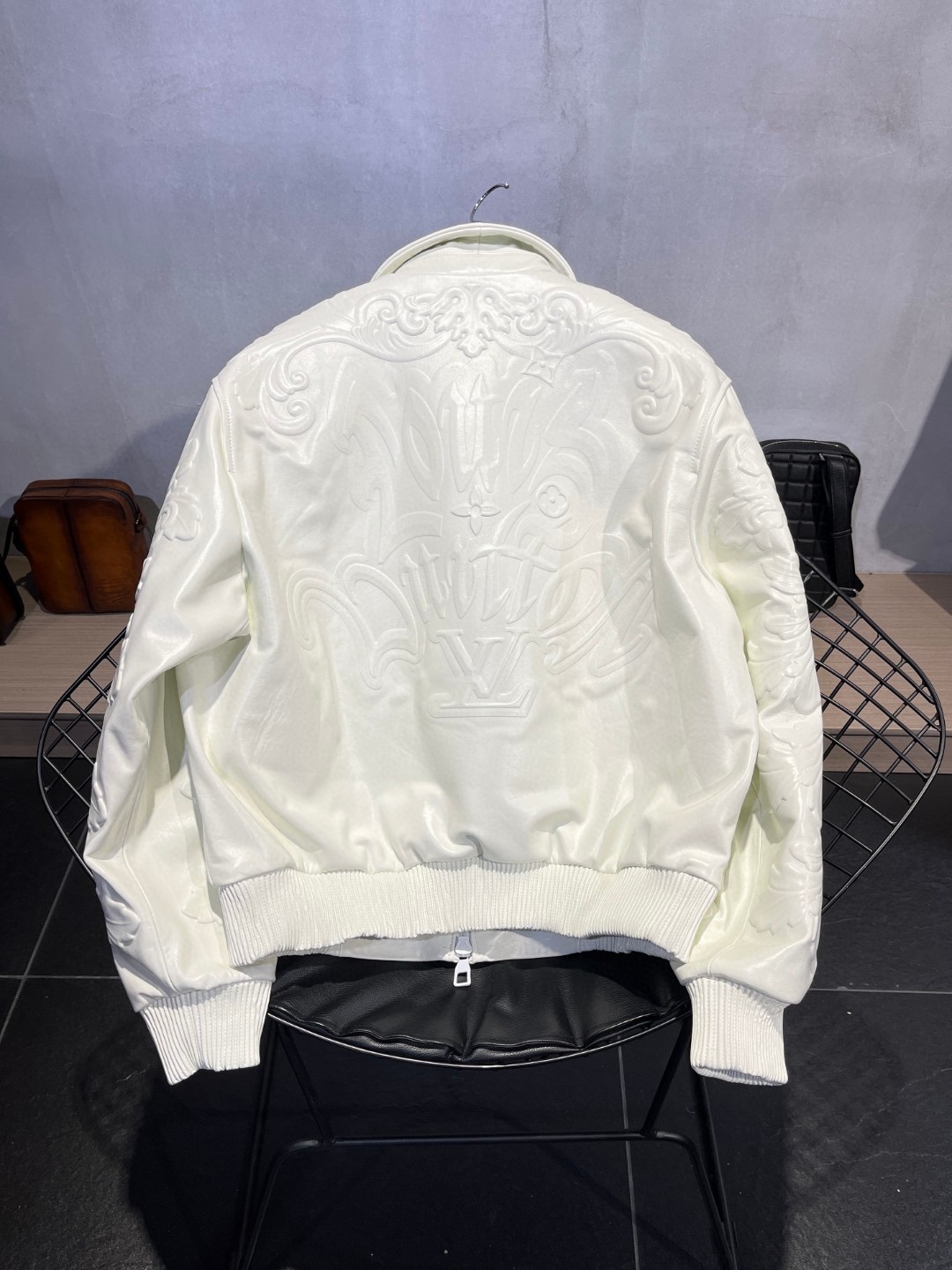 高定系列 LOUIS VUITTON 路易威登 纯色浮雕效果暗纹 皮衣 夹克 外套 长袖 男款 白色 1AB97I