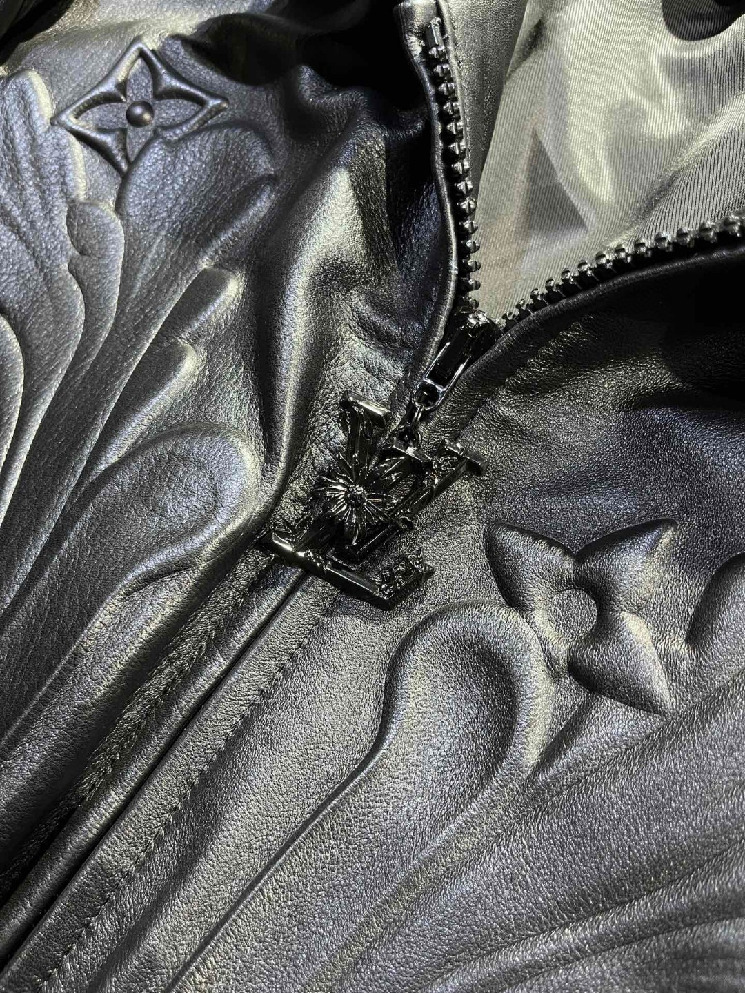 高定系列 LOUIS VUITTON 路易威登 纯色浮雕效果暗纹 皮衣 夹克 外套 长袖 男款 黑色 