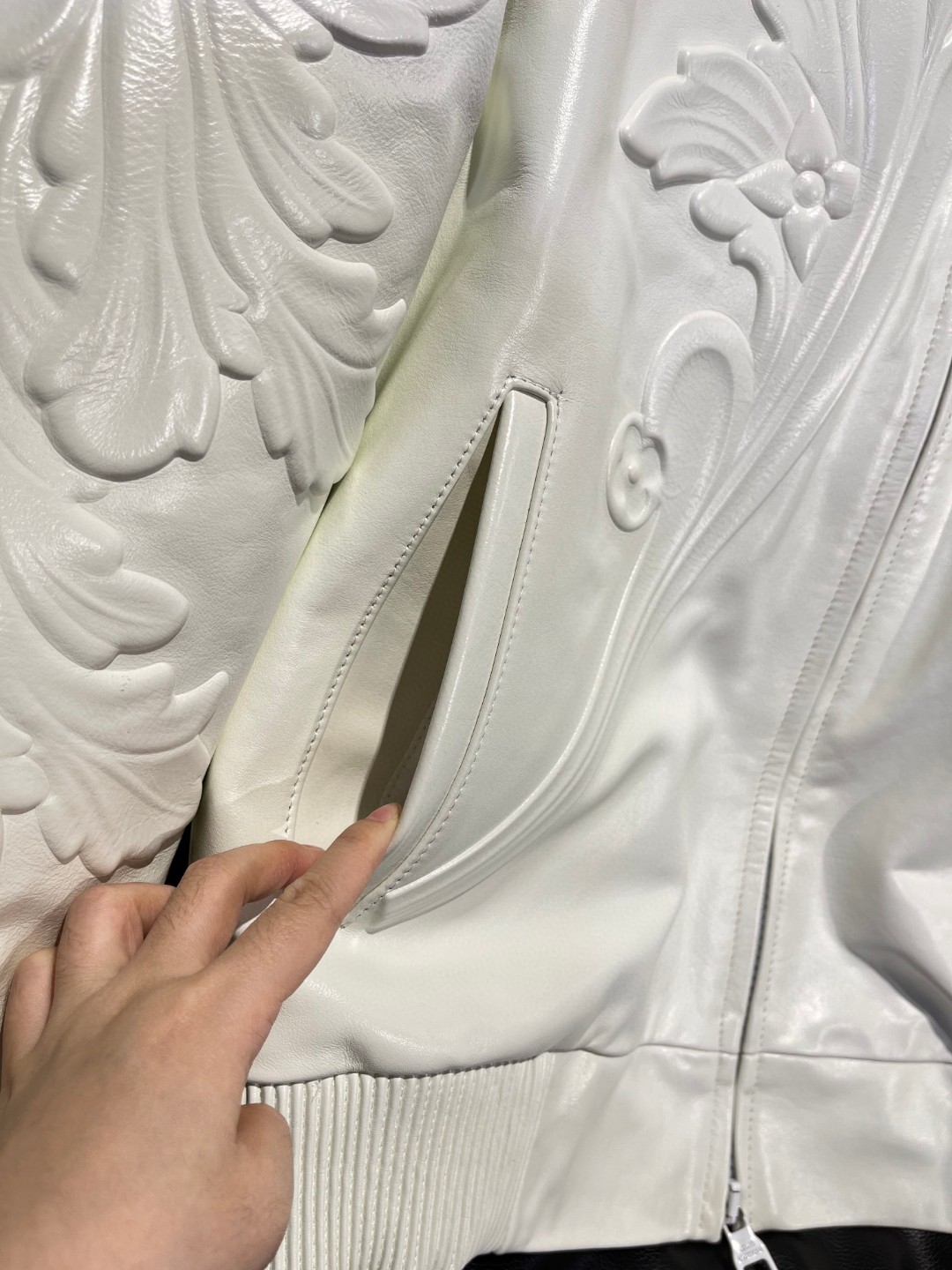 高定系列 LOUIS VUITTON 路易威登 纯色浮雕效果暗纹 皮衣 夹克 外套 长袖 男款 白色 1AB97I