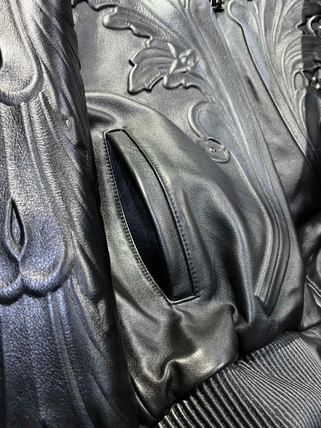 高定系列 LOUIS VUITTON 路易威登 纯色浮雕效果暗纹 皮衣 夹克 外套 长袖 男款 黑色 