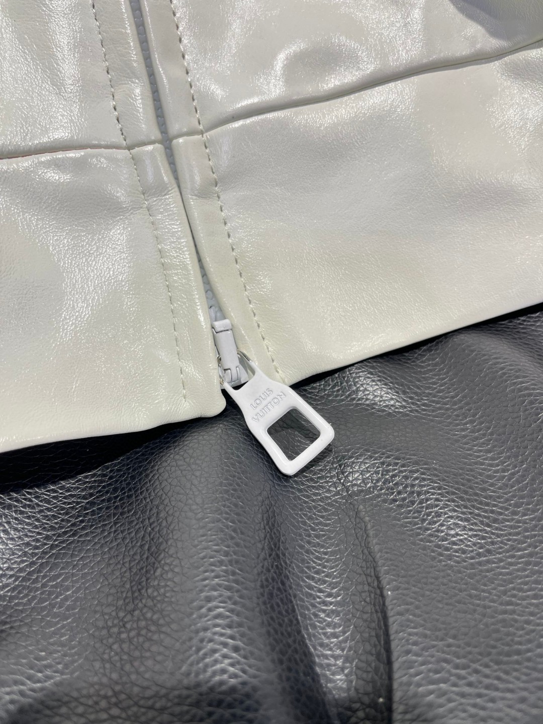 高定系列 LOUIS VUITTON 路易威登 纯色浮雕效果暗纹 皮衣 夹克 外套 长袖 男款 白色 1AB97I