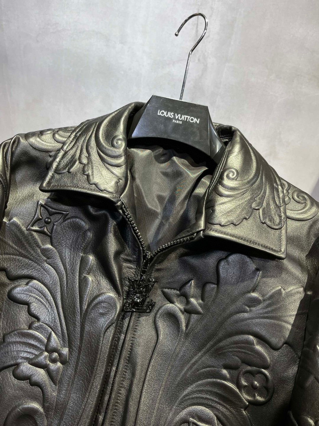 高定系列 LOUIS VUITTON 路易威登 纯色浮雕效果暗纹 皮衣 夹克 外套 长袖 男款 黑色 