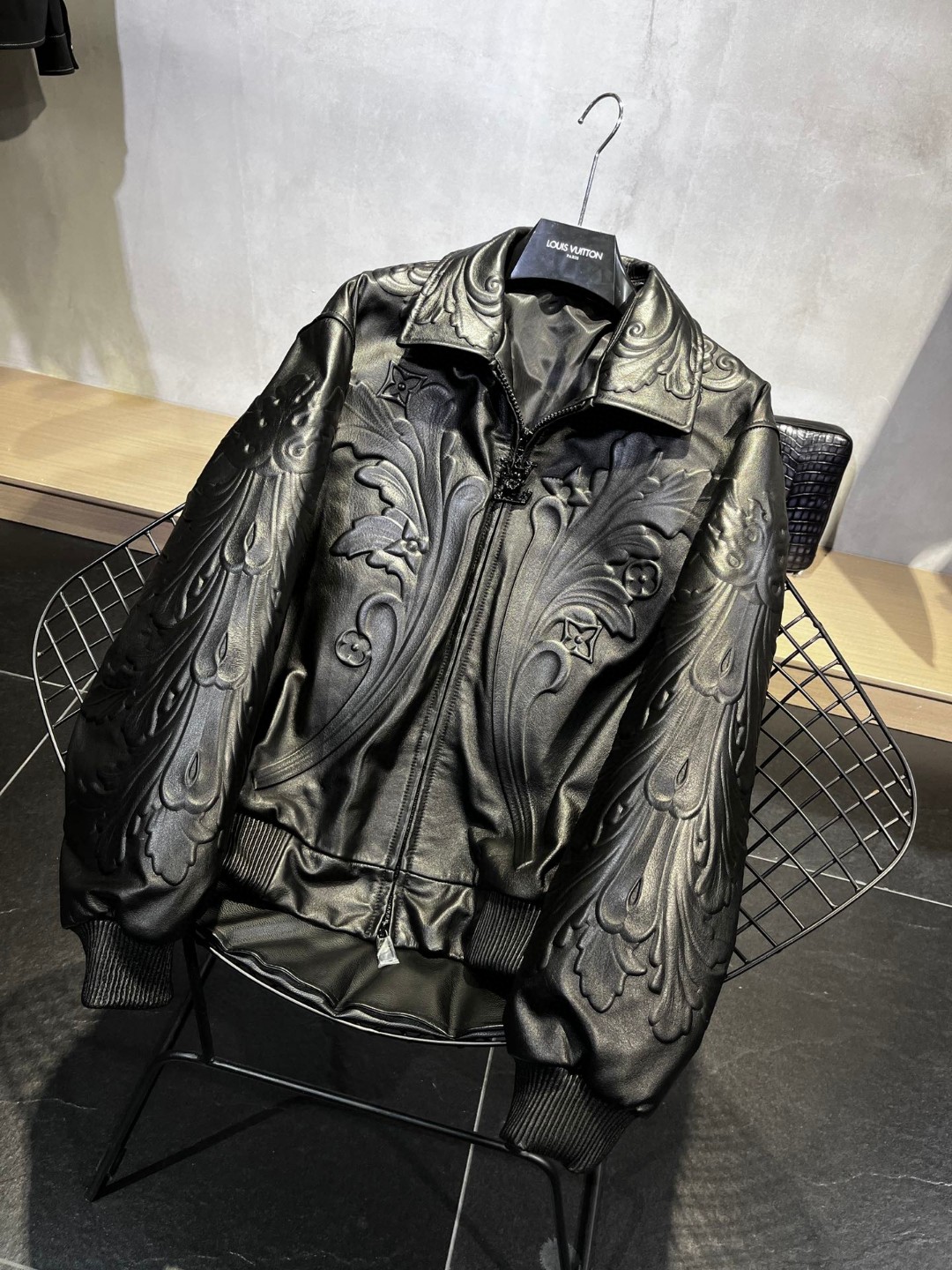 高定系列 LOUIS VUITTON 路易威登 纯色浮雕效果暗纹 皮衣 夹克 外套 长袖 男款 黑色 