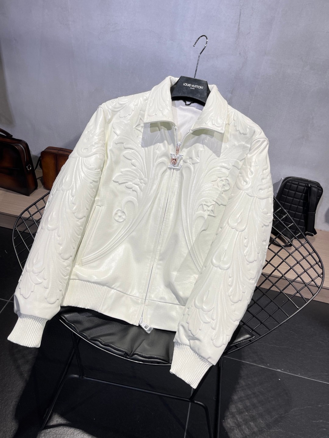 高定系列 LOUIS VUITTON 路易威登 纯色浮雕效果暗纹 皮衣 夹克 外套 长袖 男款 白色 1AB97I