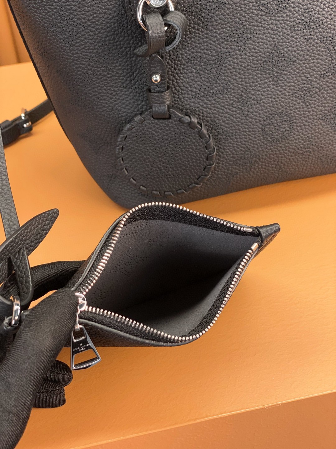 LOUIS VUITTON 路易威登 Blossom MM 品牌镂空Logo老花满印粒面小牛皮 托特包 斜挎包 单肩包 手提包 黑色 M21848