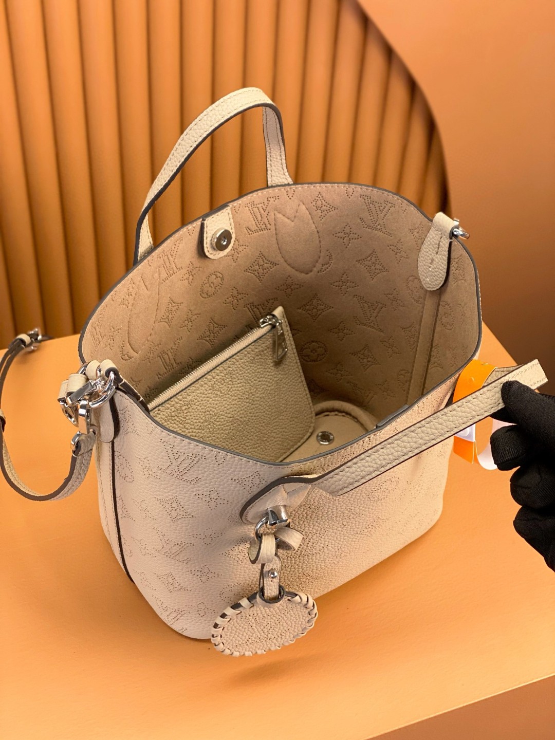 LOUIS VUITTON 路易威登 Blossom MM 品牌镂空Logo老花满印粒面小牛皮 托特包 斜挎包 单肩包 手提包 灰咖色 M21849