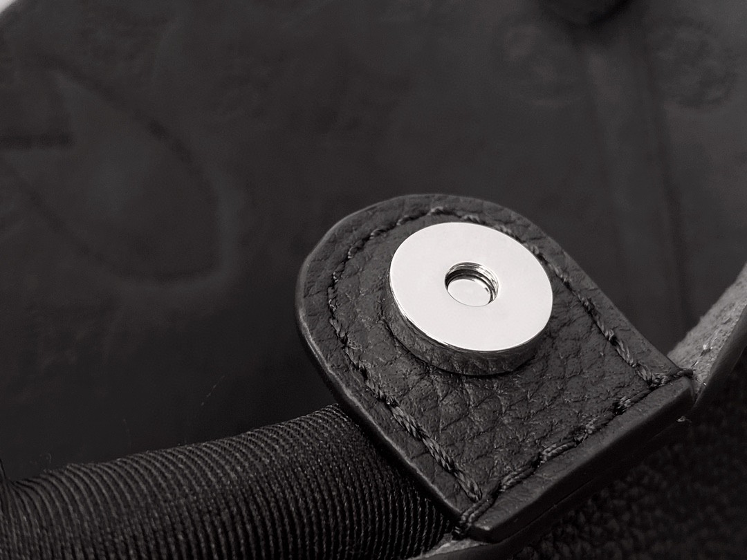 LOUIS VUITTON 路易威登 Blossom MM 品牌镂空Logo老花满印粒面小牛皮 托特包 斜挎包 单肩包 手提包 黑色 M21848