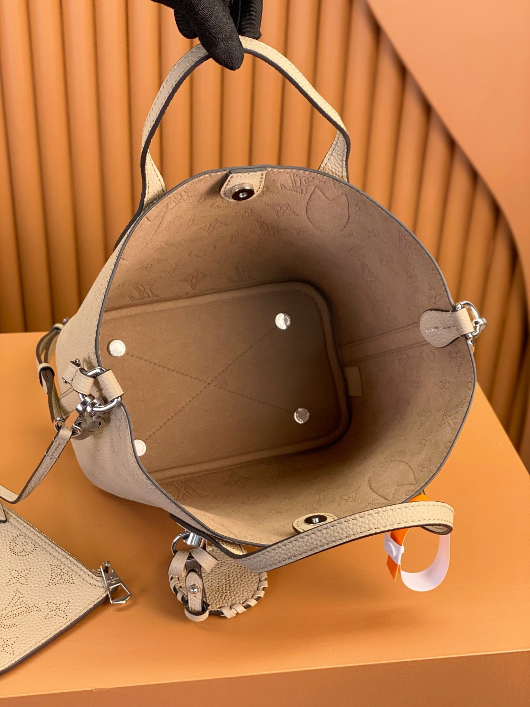 LOUIS VUITTON 路易威登 Blossom MM 品牌镂空Logo老花满印粒面小牛皮 托特包 斜挎包 单肩包 手提包 灰咖色 M21849