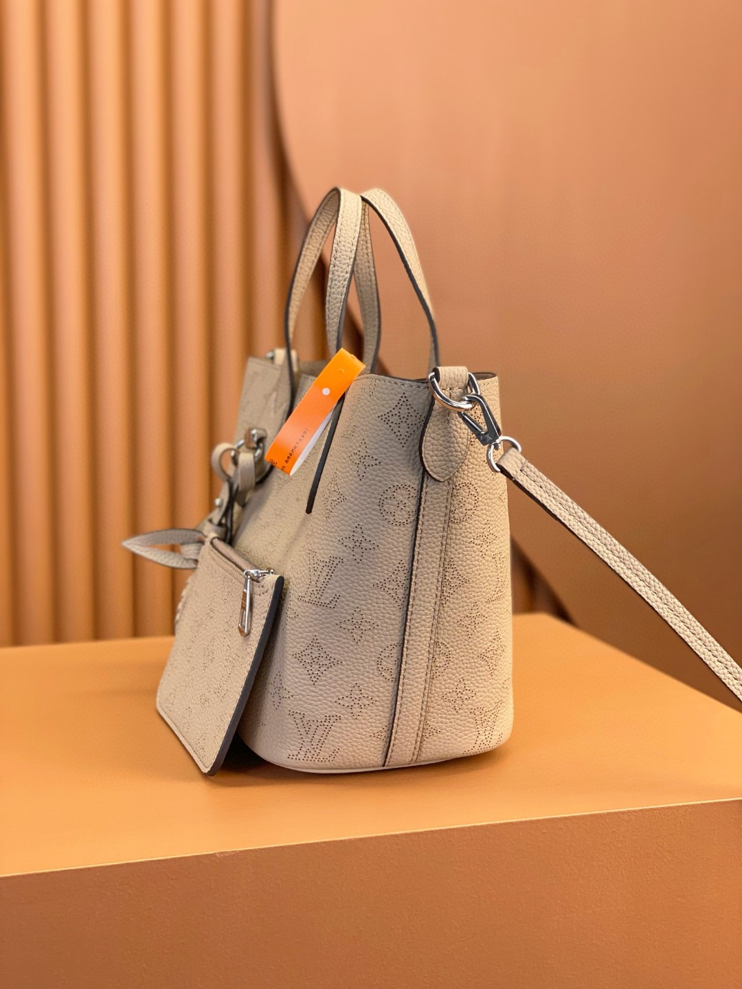 LOUIS VUITTON 路易威登 Blossom MM 品牌镂空Logo老花满印粒面小牛皮 托特包 斜挎包 单肩包 手提包 灰咖色 M21849