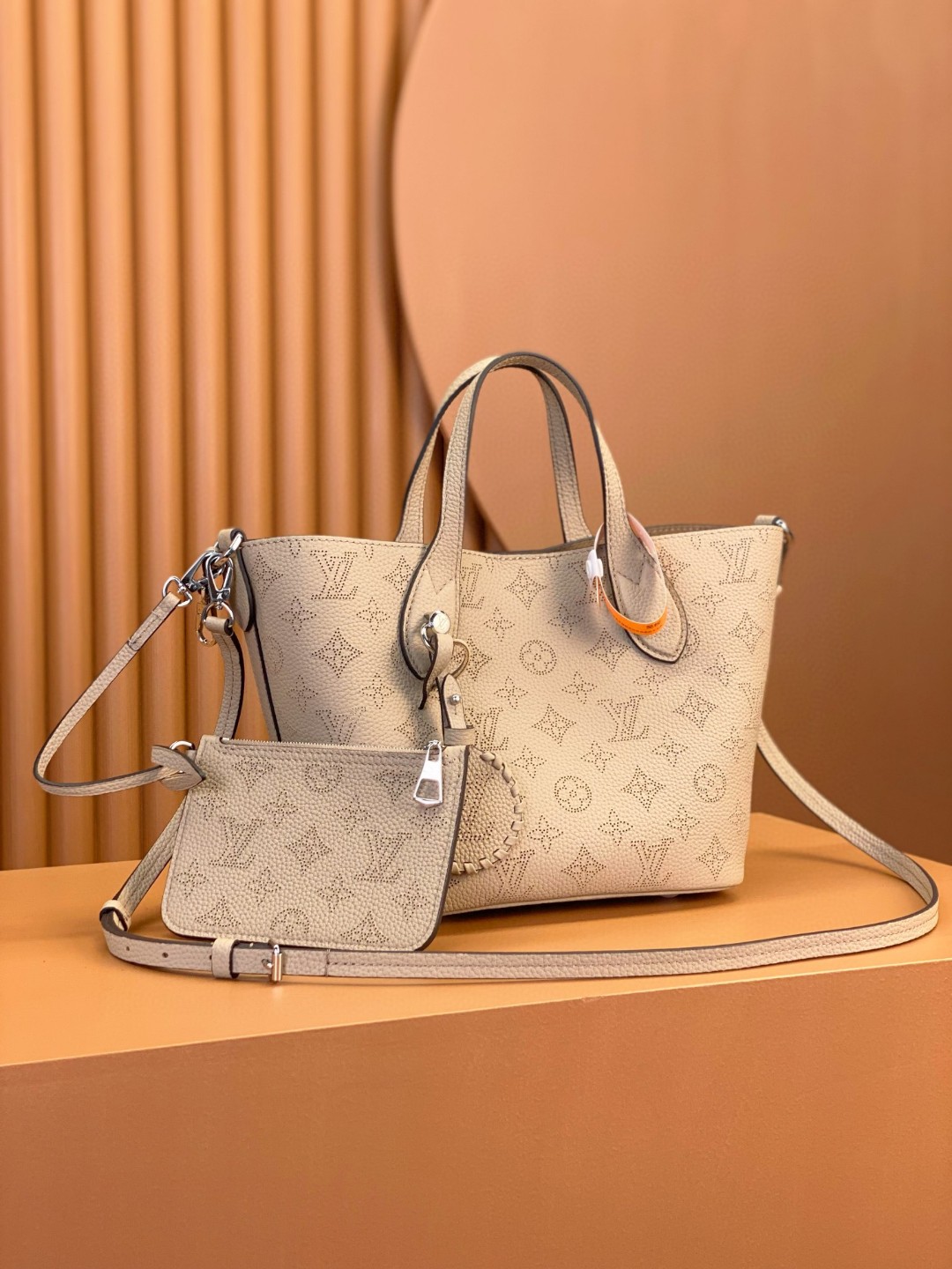 LOUIS VUITTON 路易威登 Blossom MM 品牌镂空Logo老花满印粒面小牛皮 托特包 斜挎包 单肩包 手提包 灰咖色 M21849