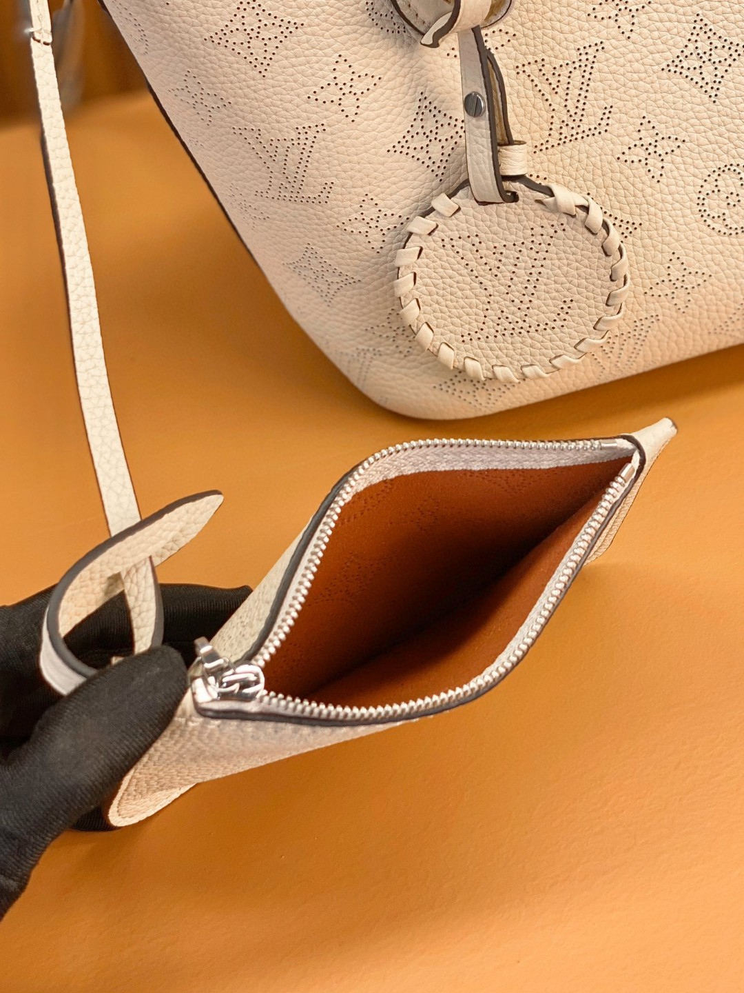 LOUIS VUITTON 路易威登 Blossom MM 品牌镂空Logo老花满印粒面小牛皮 托特包 斜挎包 单肩包 手提包 米白色 M21909