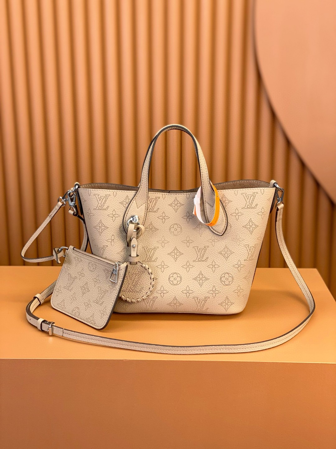 LOUIS VUITTON 路易威登 Blossom MM 品牌镂空Logo老花满印粒面小牛皮 托特包 斜挎包 单肩包 手提包 灰咖色 M21849