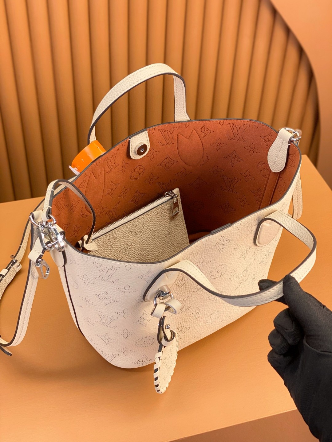 LOUIS VUITTON 路易威登 Blossom MM 品牌镂空Logo老花满印粒面小牛皮 托特包 斜挎包 单肩包 手提包 米白色 M21909