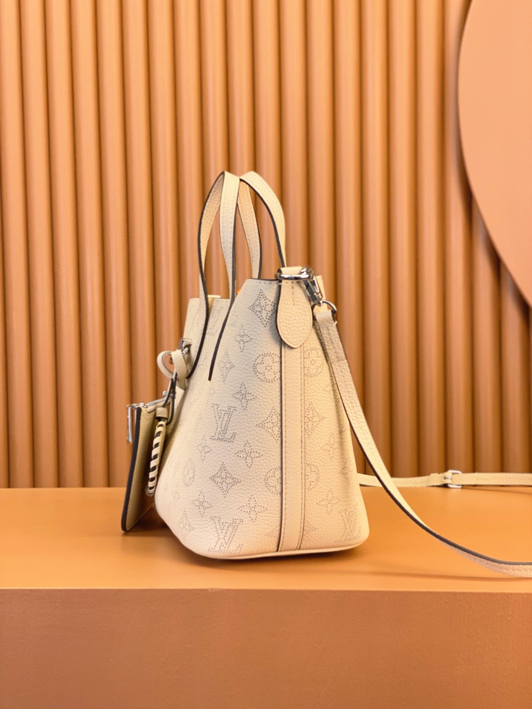 LOUIS VUITTON 路易威登 Blossom MM 品牌镂空Logo老花满印粒面小牛皮 托特包 斜挎包 单肩包 手提包 米白色 M21909