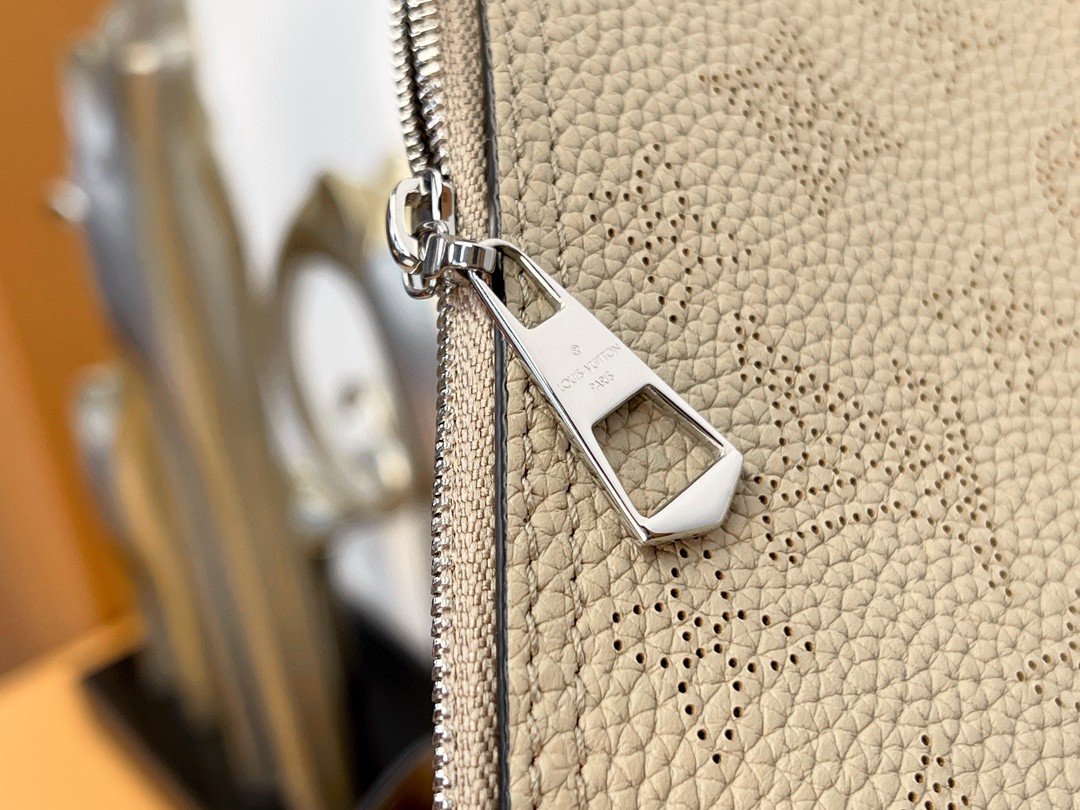 LOUIS VUITTON 路易威登 Blossom MM 品牌镂空Logo老花满印粒面小牛皮 托特包 斜挎包 单肩包 手提包 米白色