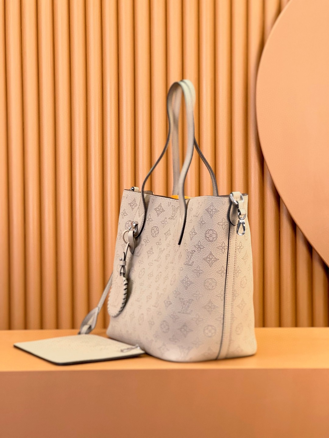 LOUIS VUITTON 路易威登 Blossom MM 品牌镂空Logo老花满印粒面小牛皮 托特包 斜挎包 单肩包 手提包 米白色