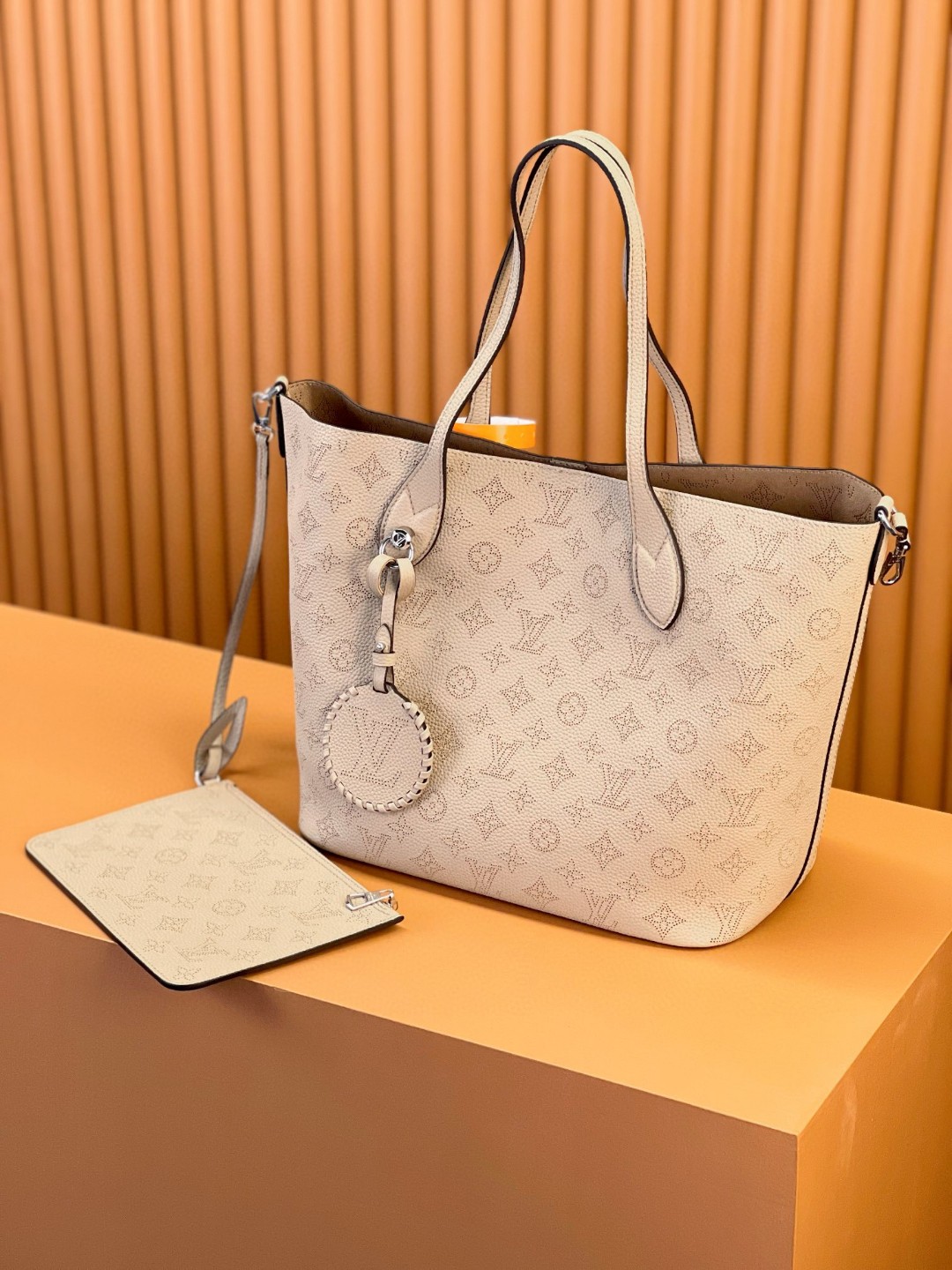 LOUIS VUITTON 路易威登 Blossom MM 品牌镂空Logo老花满印粒面小牛皮 托特包 斜挎包 单肩包 手提包 米白色