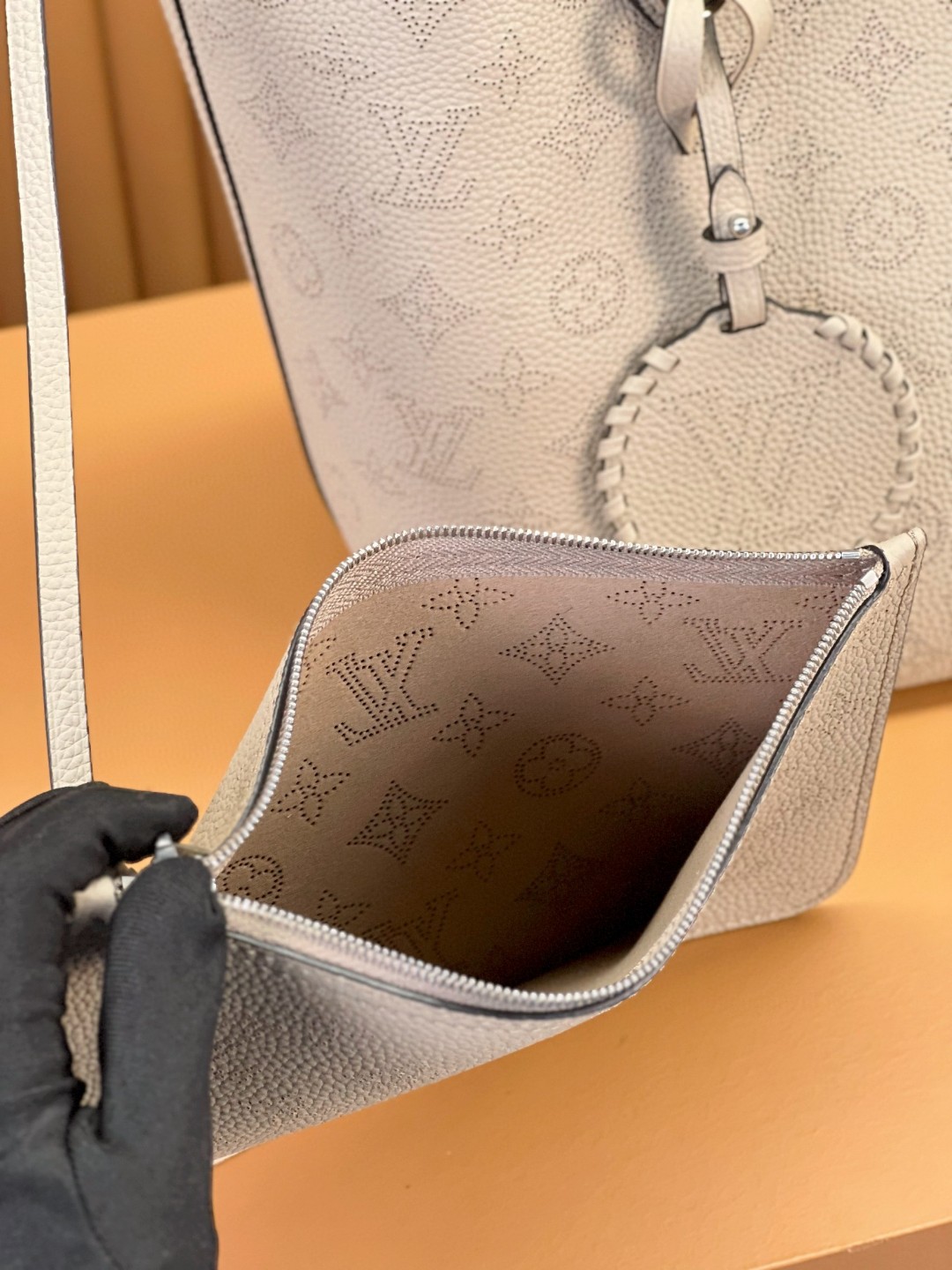 LOUIS VUITTON 路易威登 Blossom MM 品牌镂空Logo老花满印粒面小牛皮 托特包 斜挎包 单肩包 手提包 米白色