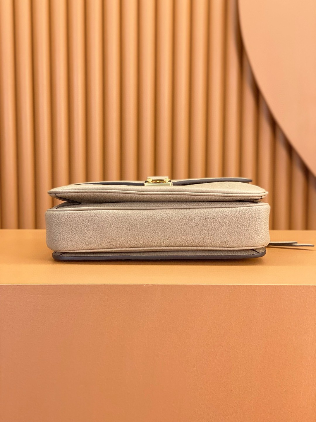 LOUIS VUITTON 路易威登 Pochette Metis 时尚老花压印牛皮 邮差包 斜挎包 单肩包 手提包 灰杏色 M44881