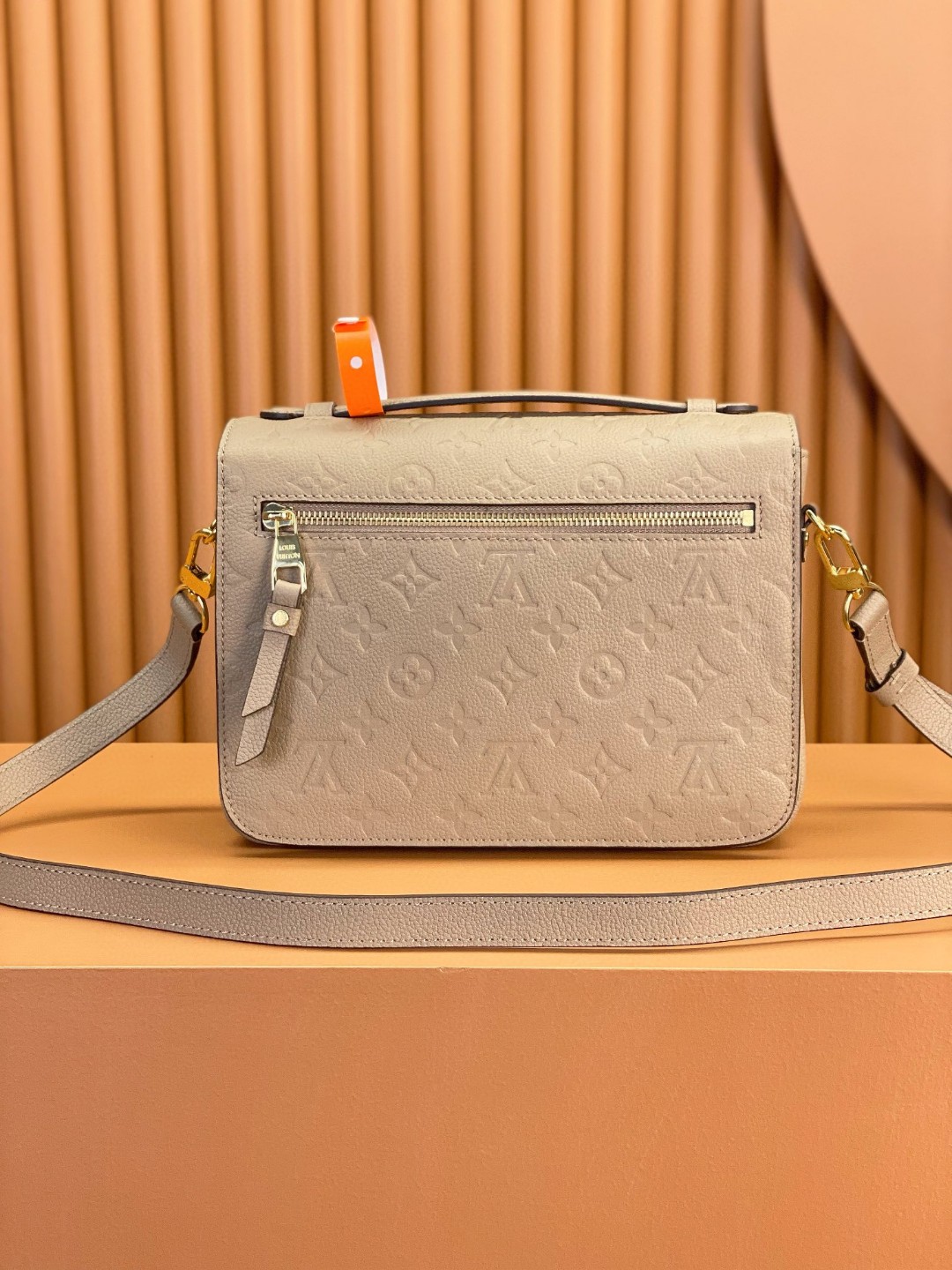 LOUIS VUITTON 路易威登 Pochette Metis 时尚老花压印牛皮 邮差包 斜挎包 单肩包 手提包 灰杏色 M44881