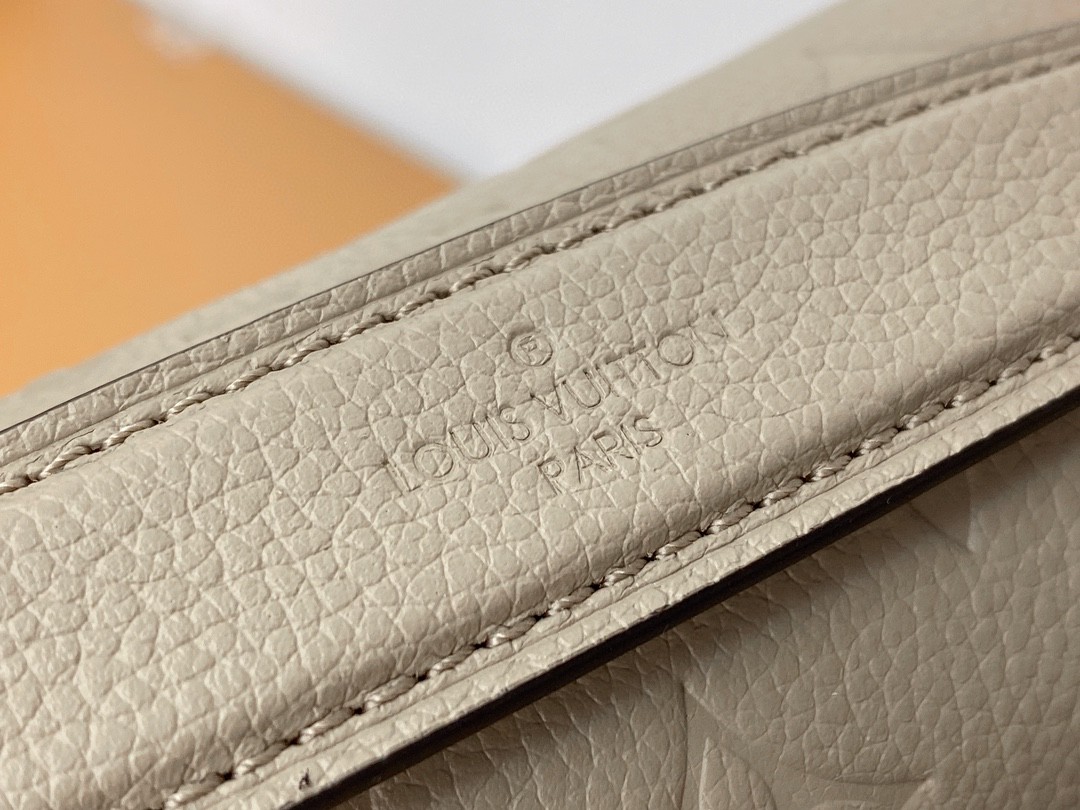 LOUIS VUITTON 路易威登 Pochette Metis 时尚老花压印牛皮 邮差包 斜挎包 单肩包 手提包 灰杏色 M44881