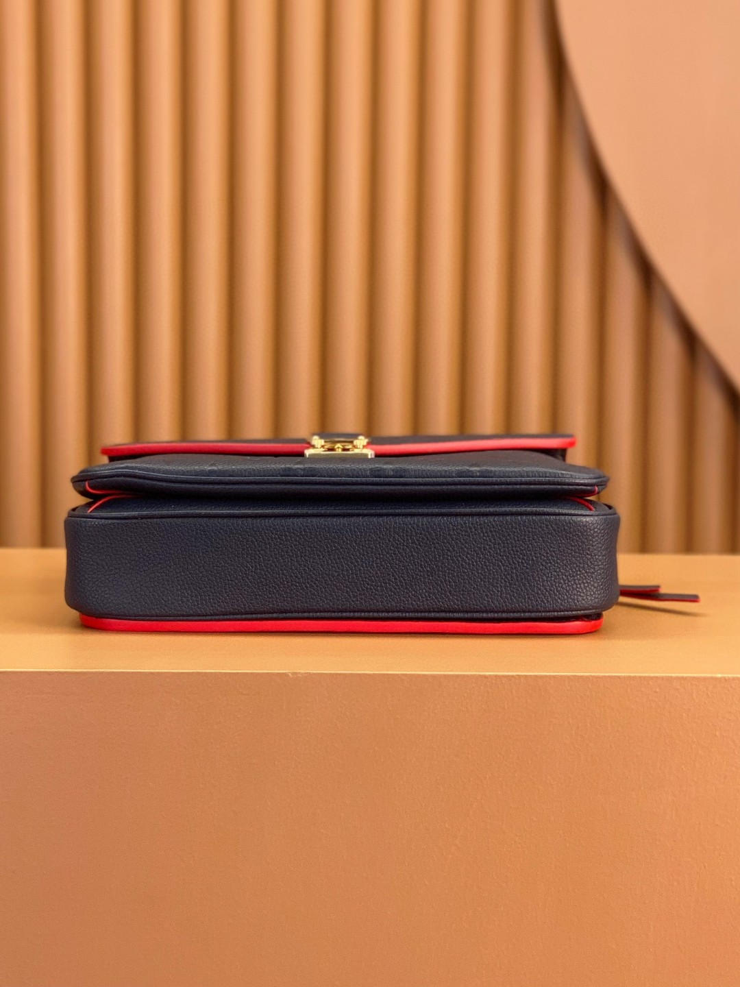 LOUIS VUITTON 路易威登 Pochette Metis 时尚老花压印牛皮 邮差包 斜挎包 单肩包 手提包 深蓝拼红色 M44071