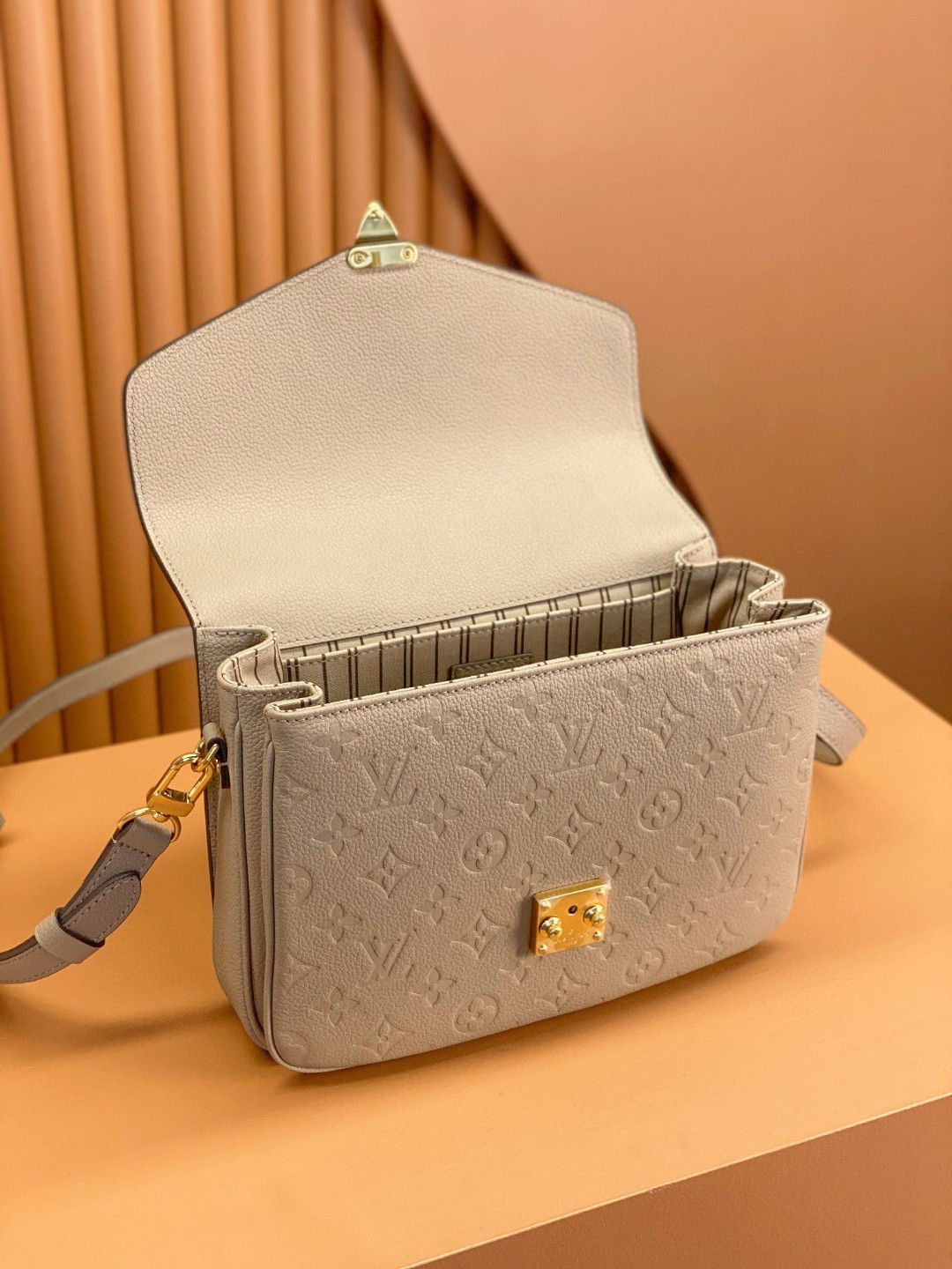 LOUIS VUITTON 路易威登 Pochette Metis 时尚老花压印牛皮 邮差包 斜挎包 单肩包 手提包 灰杏色 M44881