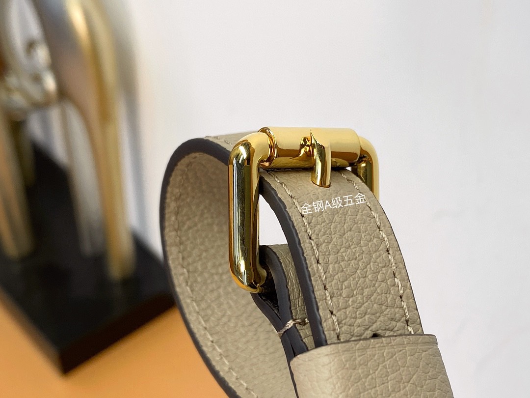 LOUIS VUITTON 路易威登 Pochette Metis 时尚老花压印牛皮 邮差包 斜挎包 单肩包 手提包 灰杏色 M44881