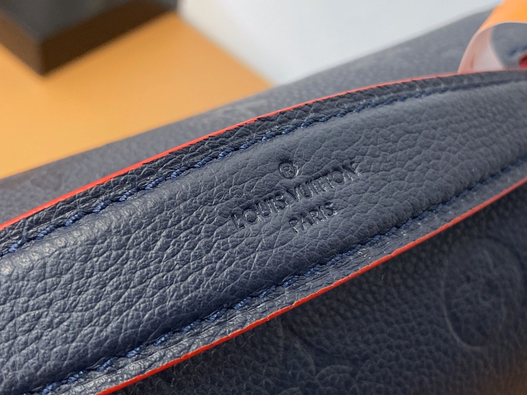 LOUIS VUITTON 路易威登 Pochette Metis 时尚老花压印牛皮 邮差包 斜挎包 单肩包 手提包 深蓝拼红色 M44071