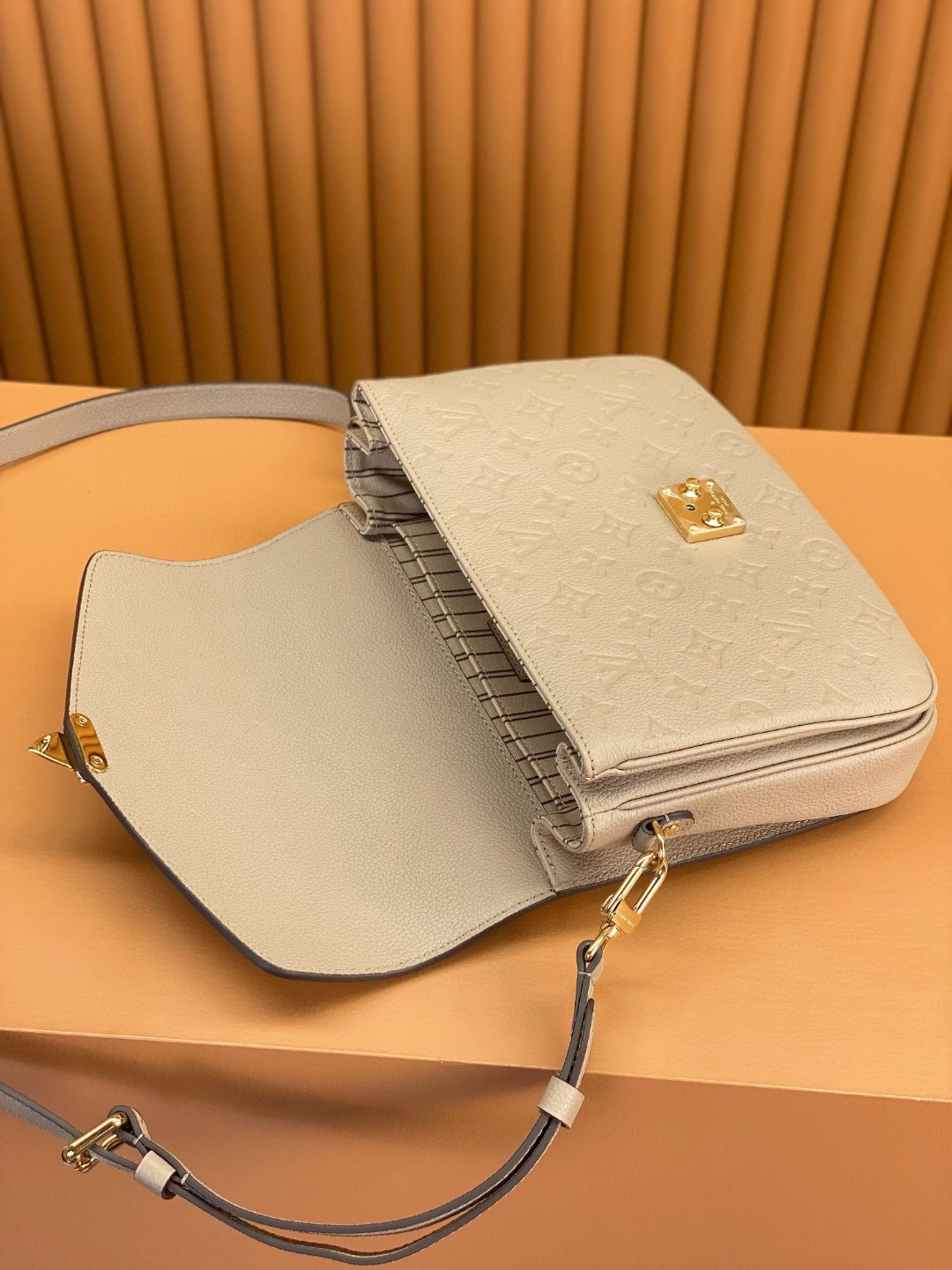 LOUIS VUITTON 路易威登 Pochette Metis 时尚老花压印牛皮 邮差包 斜挎包 单肩包 手提包 灰杏色 M44881