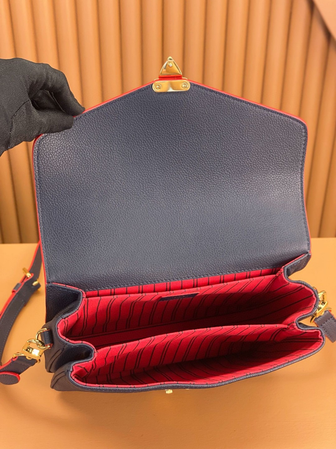 LOUIS VUITTON 路易威登 Pochette Metis 时尚老花压印牛皮 邮差包 斜挎包 单肩包 手提包 深蓝拼红色 M44071