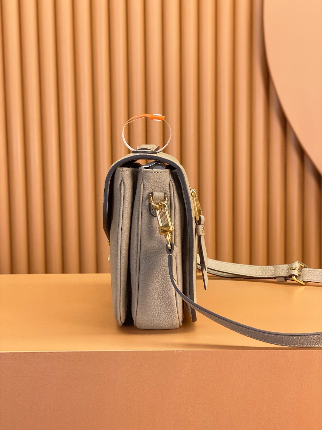 LOUIS VUITTON 路易威登 Pochette Metis 时尚老花压印牛皮 邮差包 斜挎包 单肩包 手提包 灰杏色 M44881