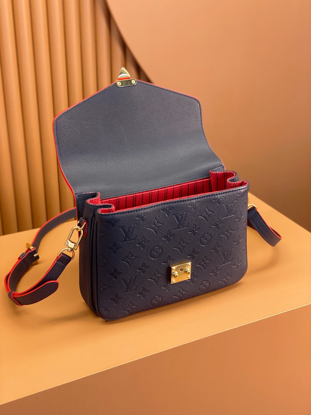 LOUIS VUITTON 路易威登 Pochette Metis 时尚老花压印牛皮 邮差包 斜挎包 单肩包 手提包 深蓝拼红色 M44071