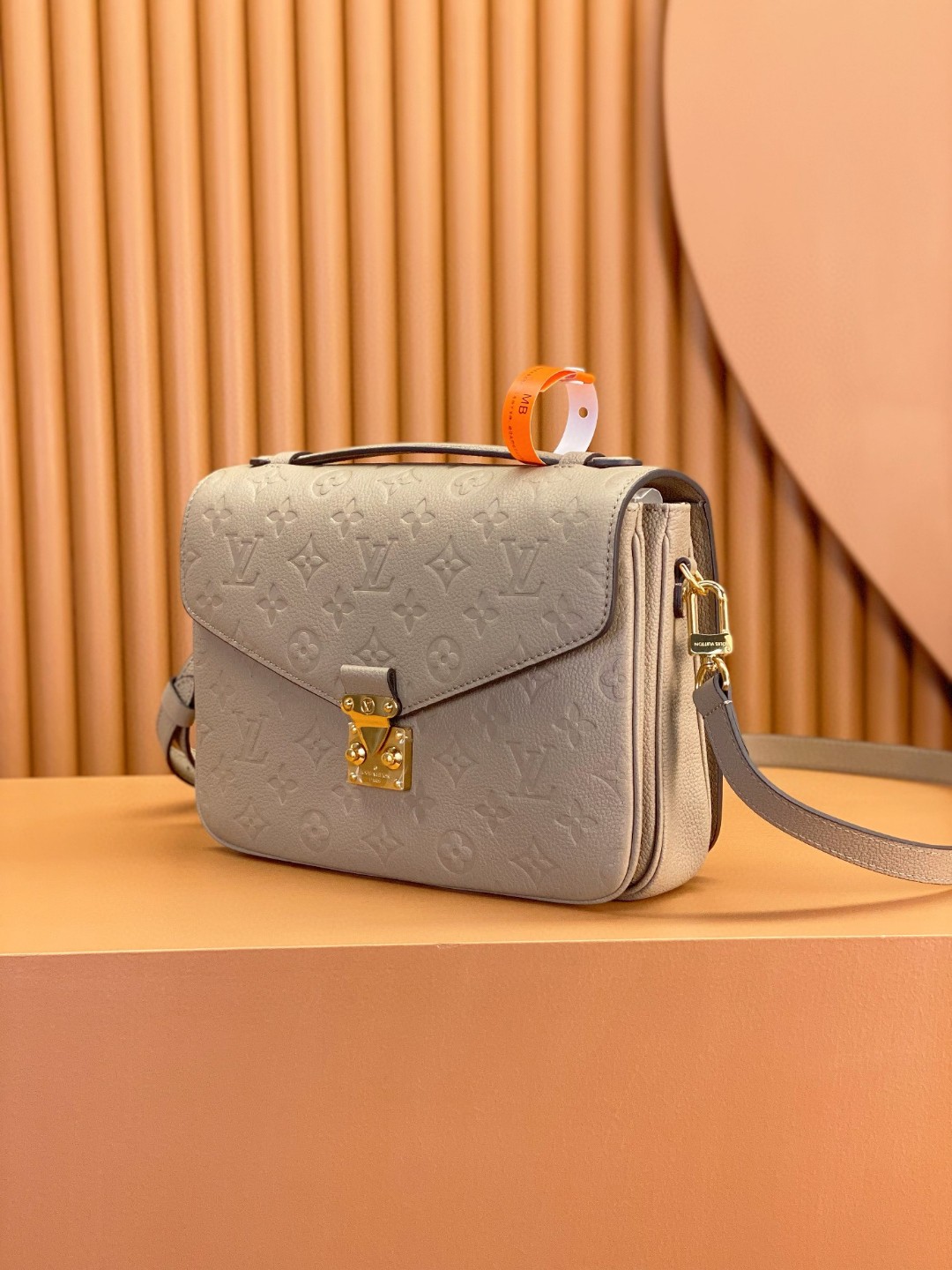 LOUIS VUITTON 路易威登 Pochette Metis 时尚老花压印牛皮 邮差包 斜挎包 单肩包 手提包 灰杏色 M44881