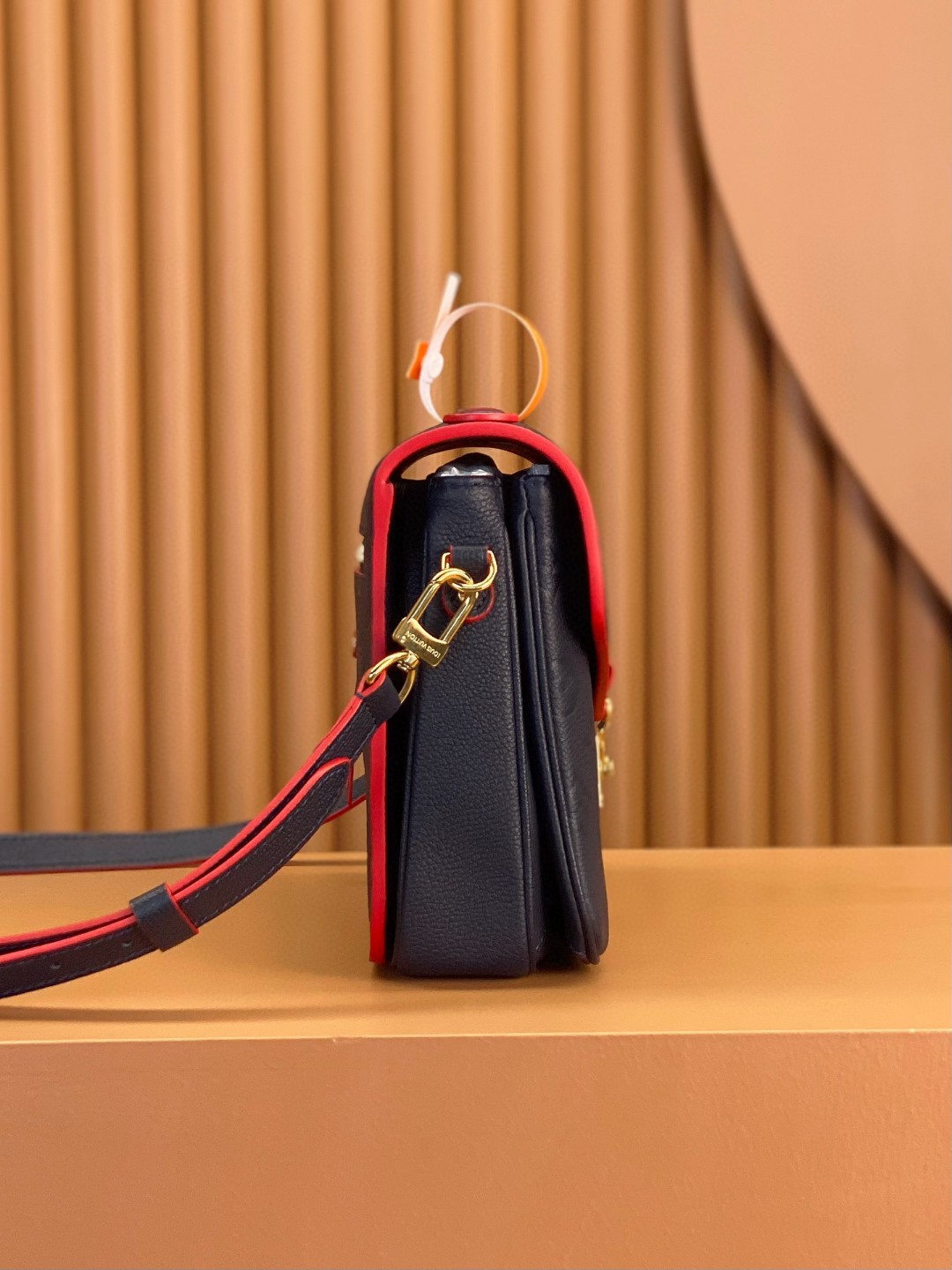 LOUIS VUITTON 路易威登 Pochette Metis 时尚老花压印牛皮 邮差包 斜挎包 单肩包 手提包 深蓝拼红色 M44071