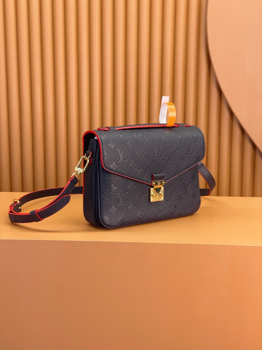 LOUIS VUITTON 路易威登 Pochette Metis 时尚老花压印牛皮 邮差包 斜挎包 单肩包 手提包 深蓝拼红色 M44071