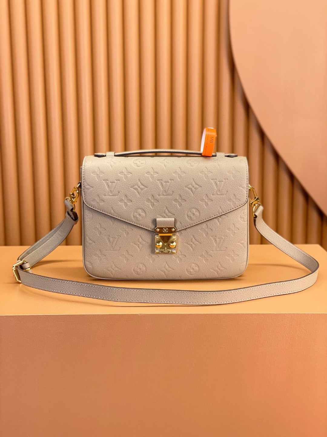 LOUIS VUITTON 路易威登 Pochette Metis 时尚老花压印牛皮 邮差包 斜挎包 单肩包 手提包 灰杏色 M44881