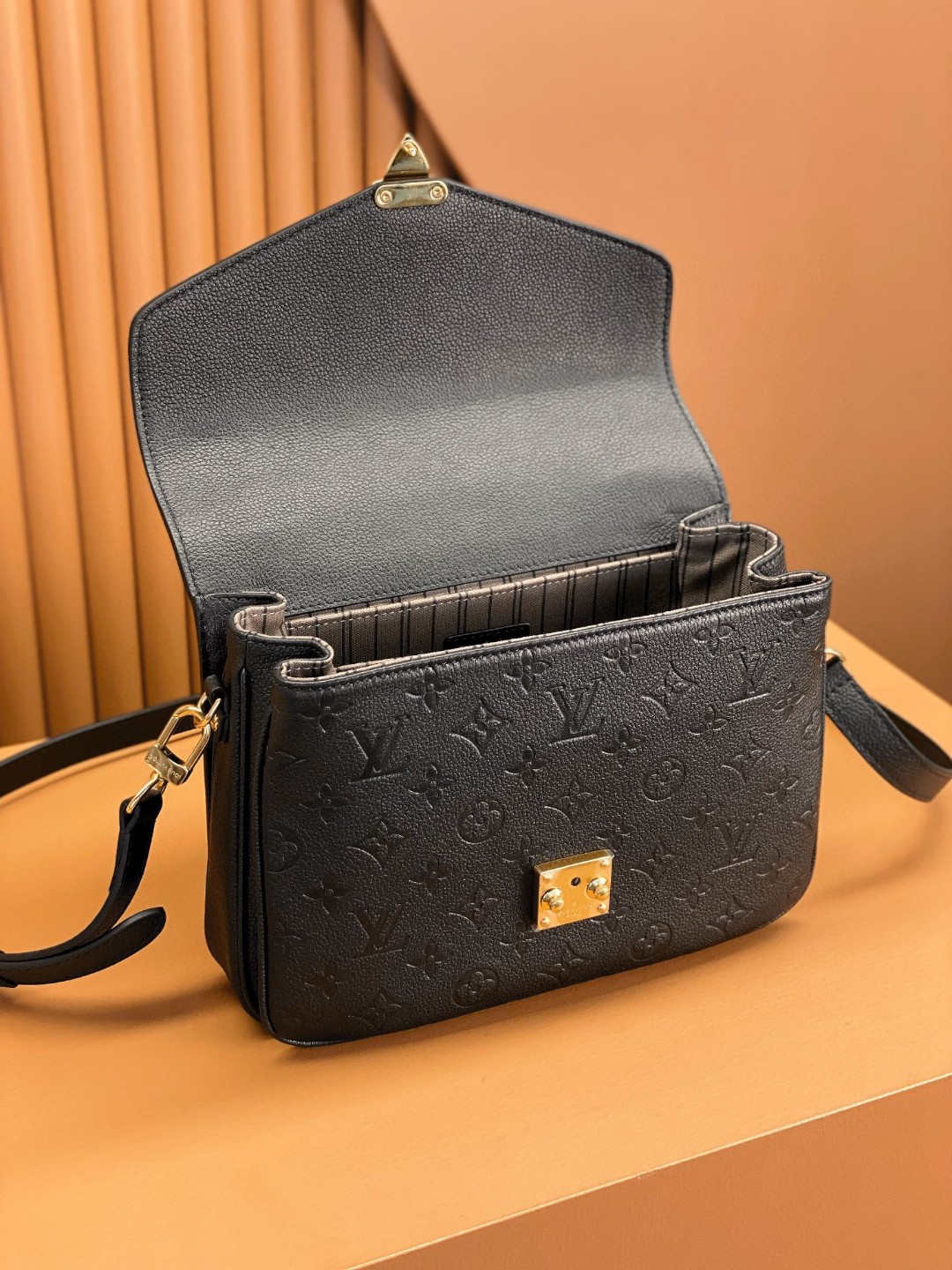 LOUIS VUITTON 路易威登 Pochette Metis 时尚老花压印牛皮 斜挎包 单肩包 手提包 黑色 M41487