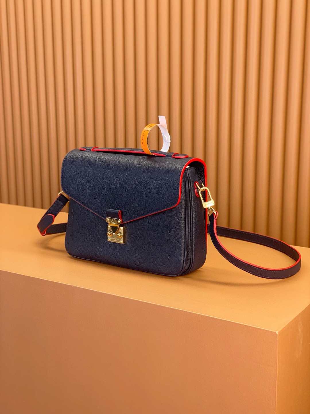 LOUIS VUITTON 路易威登 Pochette Metis 时尚老花压印牛皮 邮差包 斜挎包 单肩包 手提包 深蓝拼红色 M44071