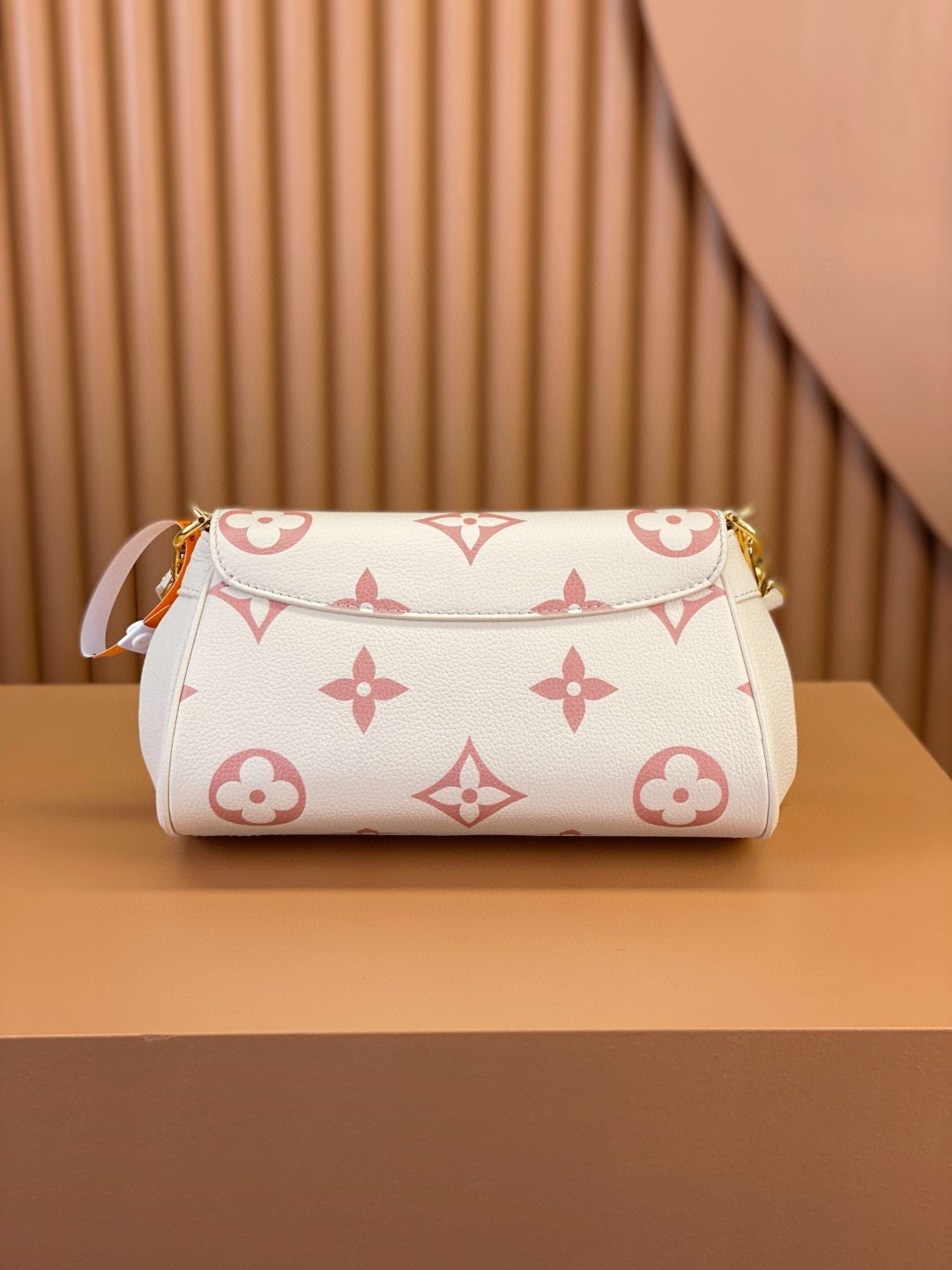 LOUIS VUITTON 路易威登 Favorite 超大老花图案压纹软粒面牛皮 腋下包 斜挎包 单肩包 手提包 粉色 M46393