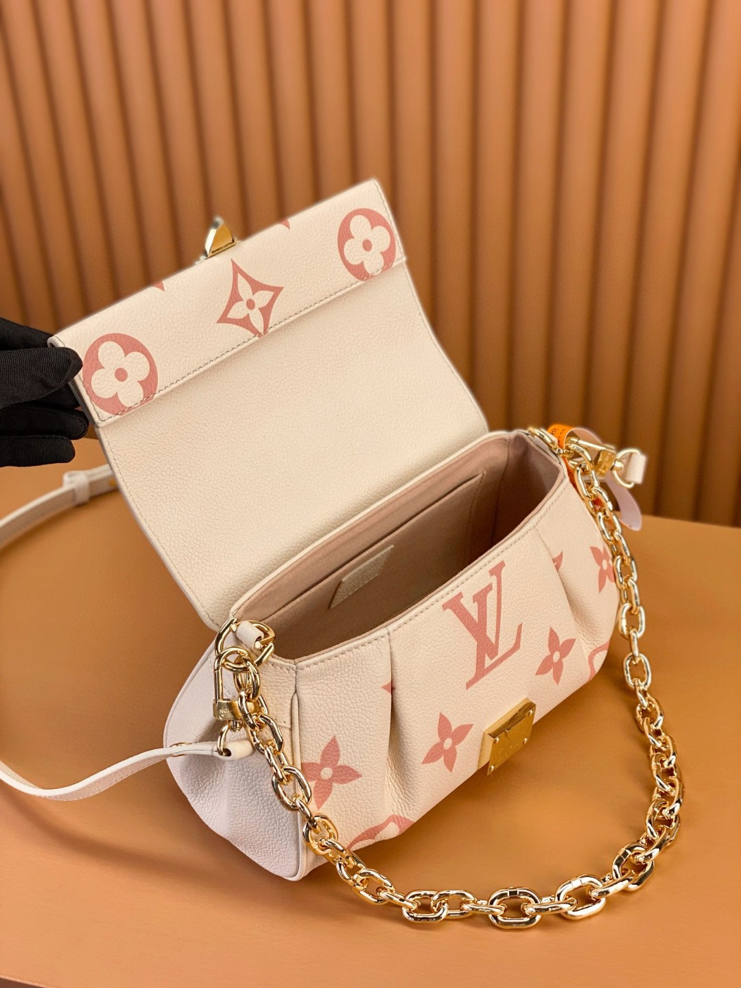 LOUIS VUITTON 路易威登 Favorite 超大老花图案压纹软粒面牛皮 腋下包 斜挎包 单肩包 手提包 粉色 M46393