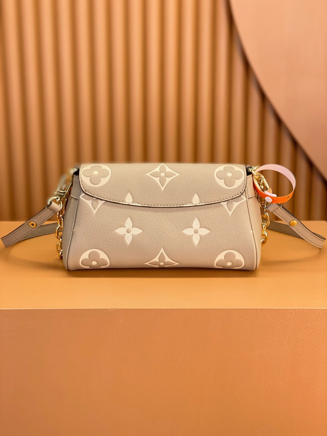 LOUIS VUITTON 路易威登 Favorite 超大老花图案压纹软粒面牛皮 腋下包 斜挎包 单肩包 手提包 大象灰 M45836