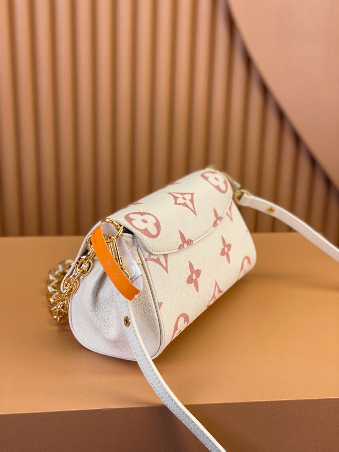 LOUIS VUITTON 路易威登 Favorite 超大老花图案压纹软粒面牛皮 腋下包 斜挎包 单肩包 手提包 粉色 M46393