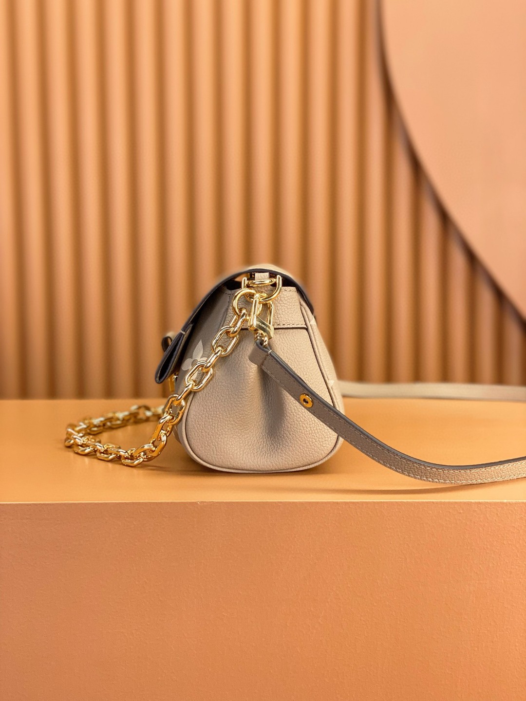 LOUIS VUITTON 路易威登 Favorite 超大老花图案压纹软粒面牛皮 腋下包 斜挎包 单肩包 手提包 大象灰 M45836