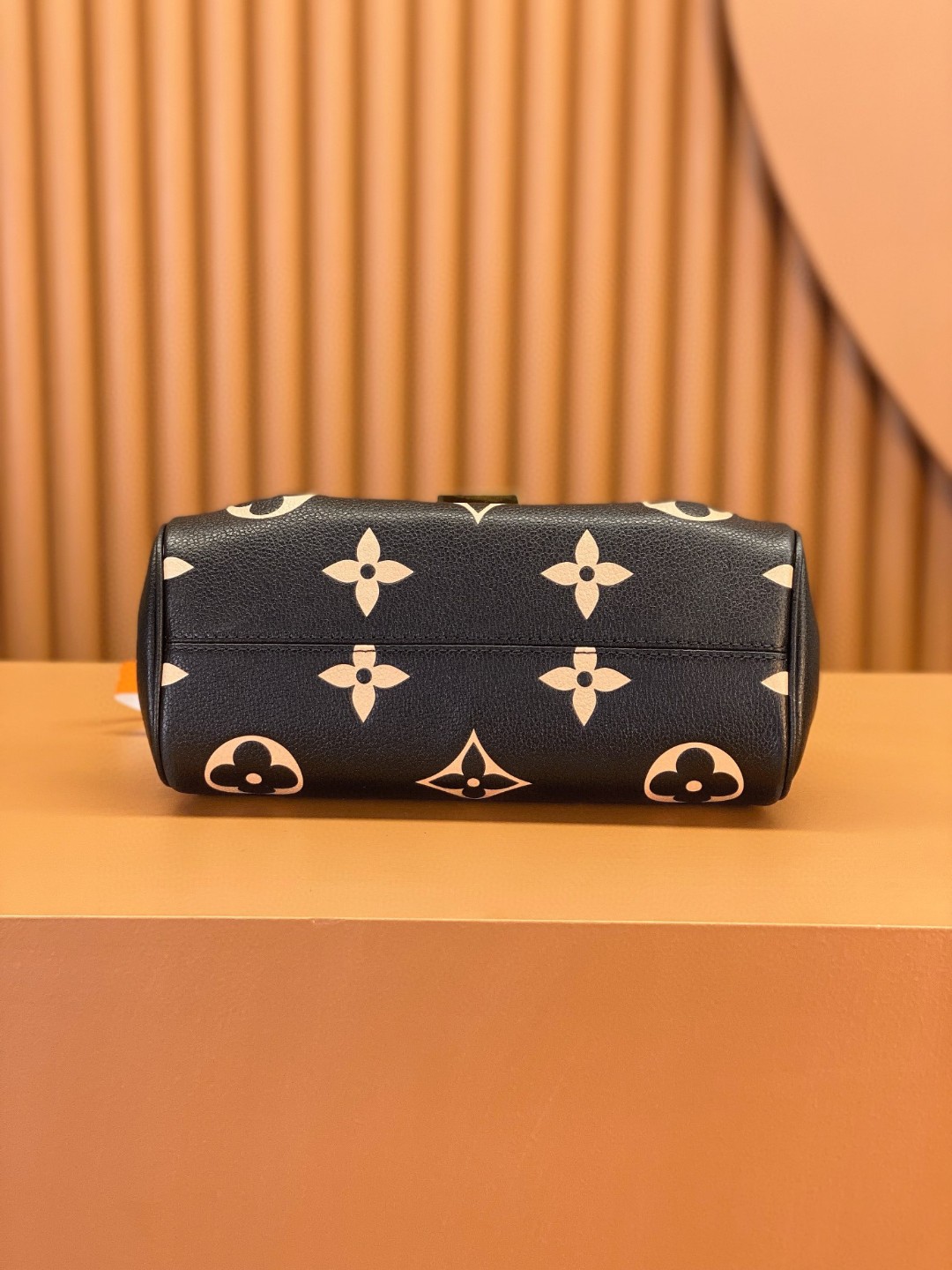 LOUIS VUITTON 路易威登 Favorite 超大老花图案压纹软粒面牛皮 腋下包 斜挎包 单肩包 手提包 黑色 M45859