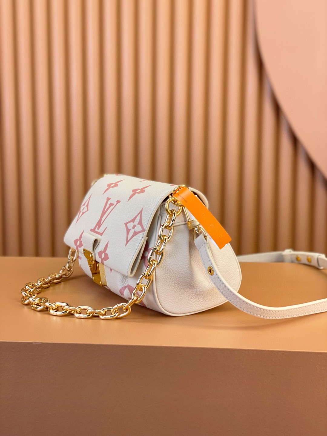 LOUIS VUITTON 路易威登 Favorite 超大老花图案压纹软粒面牛皮 腋下包 斜挎包 单肩包 手提包 粉色 M46393