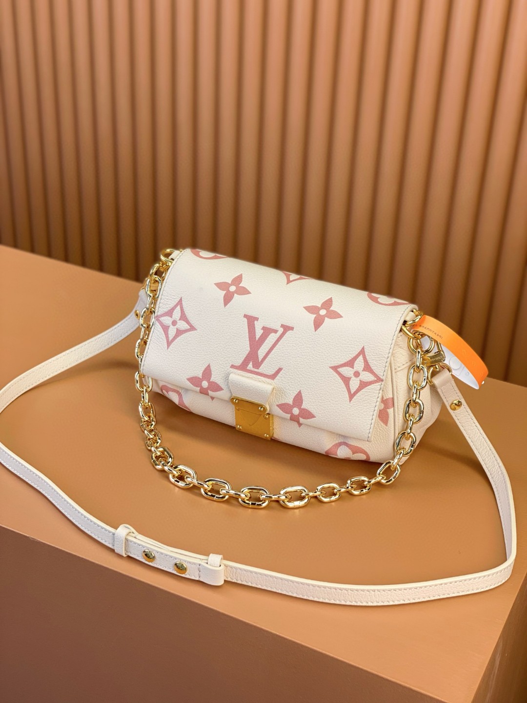 LOUIS VUITTON 路易威登 Favorite 超大老花图案压纹软粒面牛皮 腋下包 斜挎包 单肩包 手提包 粉色 M46393