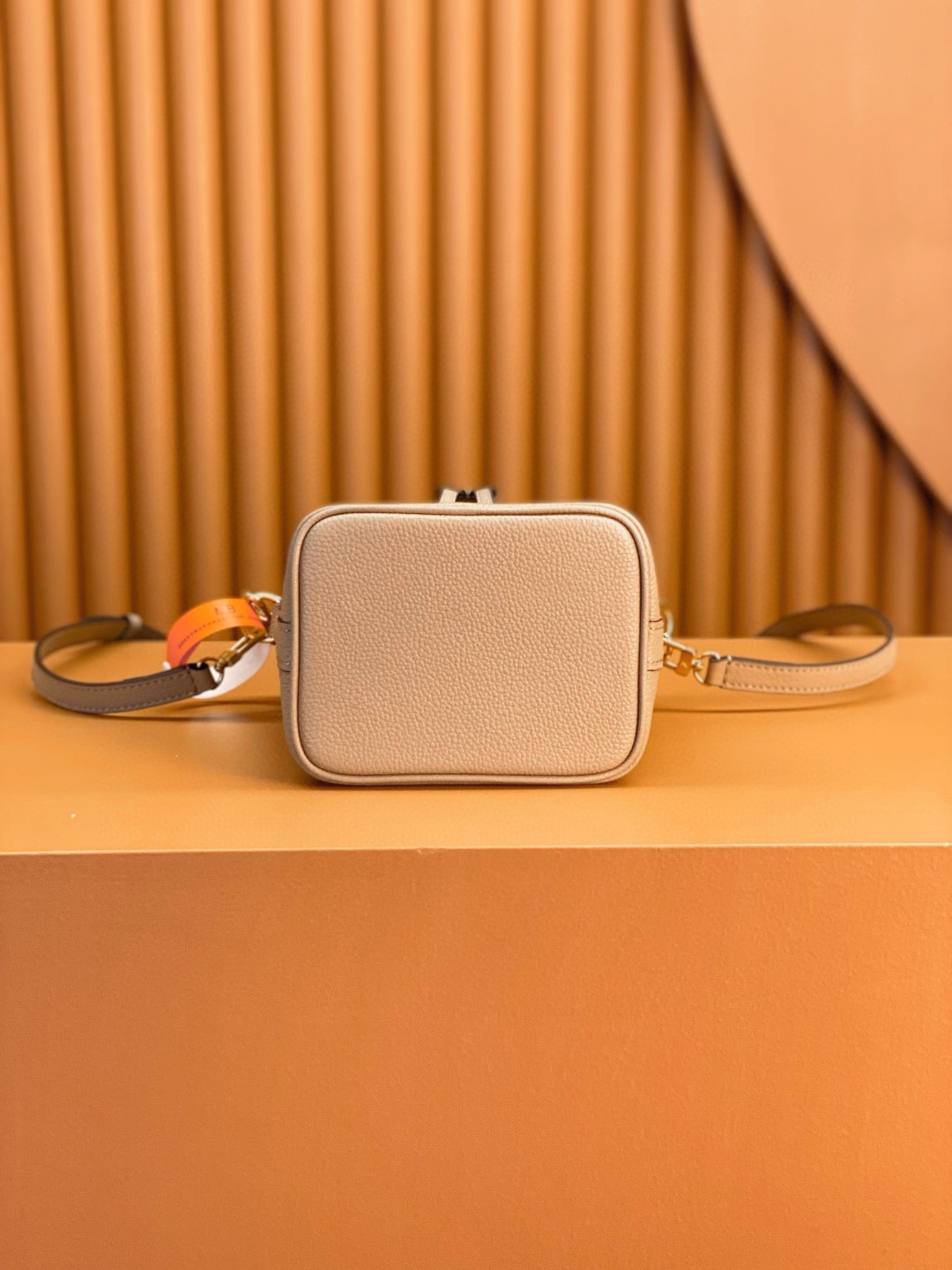 LOUIS VUITTON 路易威登 NOE NANO 通体徽标印花抽绳开合压纹粒面牛皮 水桶包 斜挎包 单肩包 手提包 大象灰 M46291