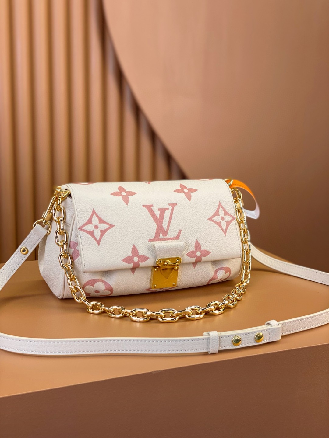 LOUIS VUITTON 路易威登 Favorite 超大老花图案压纹软粒面牛皮 腋下包 斜挎包 单肩包 手提包 粉色 M46393