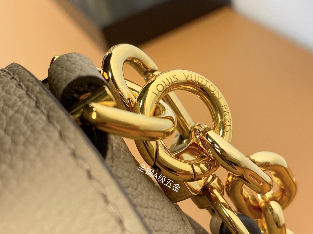 LOUIS VUITTON 路易威登 Favorite 超大老花图案压纹软粒面牛皮 腋下包 斜挎包 单肩包 手提包 大象灰 M45836